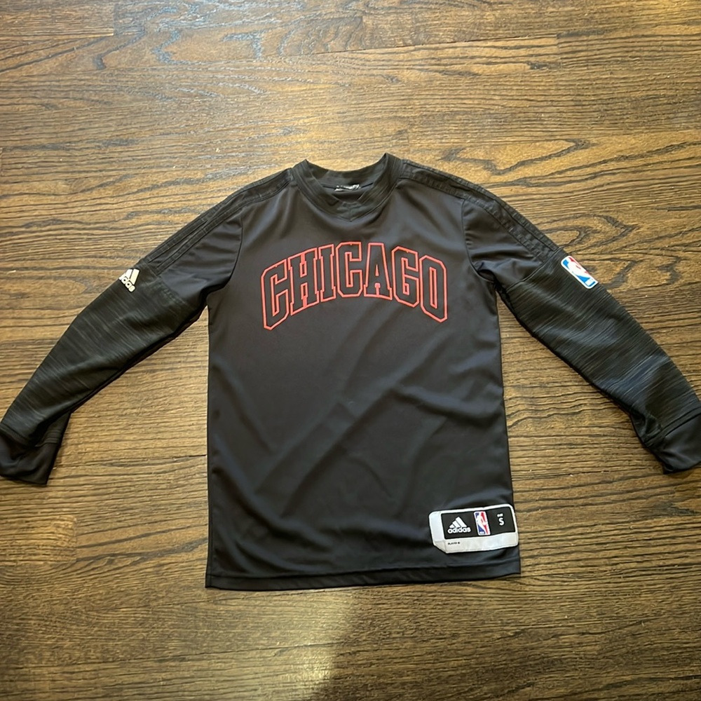 Size small boys bulls shirt